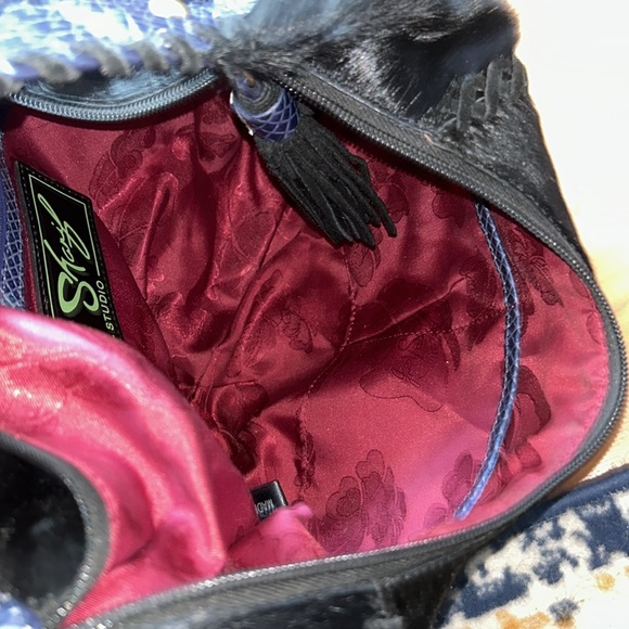 BEAUTIFUL GENUINE LEATHER WITH FAUX ALLIGATOR /COWHIDE . Has brass alligator - Picture 7 of 8